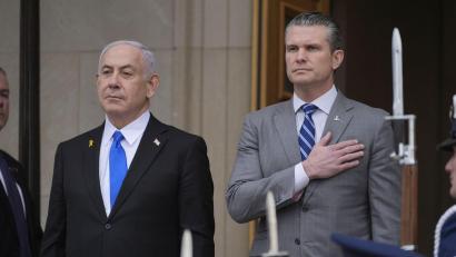Bild: Manuel Balce Ceneta/AP/dpa
US-Verteidigungsminister Pete Hegseth (r) mit Israels Ministerpräsidenten Benjamin Netanjahu bei einem früheren Treffen. (Archivbild)