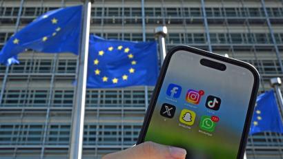Symbolbild: Elisa Schu/dpa
Noch können Kinder unter 13 Jahren Social-Media-Apps benutzen. Die EU will das nun aber ändern.