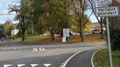 Bild: Julia Fienz
In drei Straßen in Neustadt wurde "Rechts vor Links" eingeführt – auch hier in der Georgstraße gilt nun die neue Vorfahrtsregelung. Markierungen am Asphalt und ein Schild weisen darauf hin.