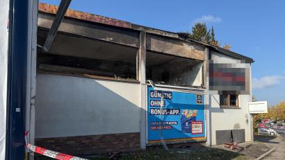 Bild: Petra Hartl
Zerschellte Glasfenster, schwarze Rußspuren an der weißen Gebäudefassade und ein verbogenes Metalldach – Eine Autowerkstatt stand am Dienstagmorgen in Amberg in Flammen.