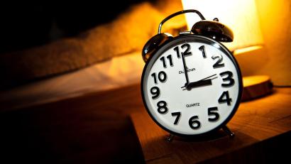 Bild: Sina Schuldt/dpa
Am Ende der Sommerzeit wie Uhr wird um eine Stunde zurückgestellt. (Symbolbild)