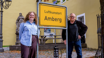 Bild: Marcus Rebmann
Die neue Leiterin des Luftmuseums, Felicitas Hölzl und Wilhelm Koch, auf dessen Initiative hin die Einrichtung 2006 gegründet wurde, vor dem Eingangsbereich der Einrichtung.