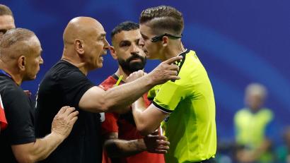 Bild: Erik S. Lesser/AP/dpa
Hossam Hassan (M) war nach dem Achtelfinal-Aus in Rage. (Archivbild)