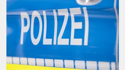 Bild: Boris Roessler/dpa
Nach einem schweren Raubüberfall auf einen 44-Jährigen in Amberg sitzen vier Tatverdächtige in Untersuchungshaft. (Symbolbild)