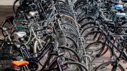 Bild: Hauke-Christian Dittrich/dpa
Statistisch besitzt jeder Mensch in Deutschland mehr als ein Fahrrad. Mietangebote haben es da schwer. (Archivbild)