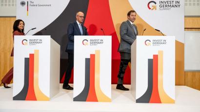 Bild: Fabian Sommer/dpa
Merz und Klingbeil sagten den Investoren zu, den Reformkurs fortzusetzen.