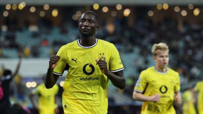 Bild: Uncredited/AP/dpa
Serhou Guirassy bejubelt das frühe Führungstor des BVB.