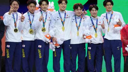 Bild: Francisco Seco/AP/dpa
Die japanischen Turner haben bei der WM die Goldmedaille in der Mannschaftswertung gewonnen.