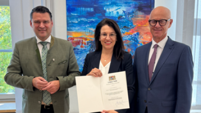 Bild: Regierung der Oberpfalz
Regierungspräsident Walter Jonas und Landrat Thomas Ebeling gratulierten Staatssekretärin Martina Englhardt-Kopf zum Erhalt der kommunalen Dankurkunde.