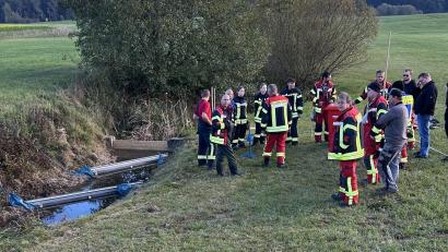 Bild: Gerhard Domaier 
Einsatzkräfte der Feuerwehr Winklarn bauen während der groß angelegten MERO-Ölschadensübung eine Ölsperre ein.
