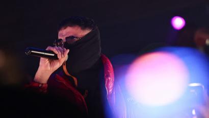 Bild: Hannes P. Albert/dpa
Haftbefehl verdeckt sein Gesicht bei einem Auftritt in Gießen mit einem Tuch. (Archivbild)