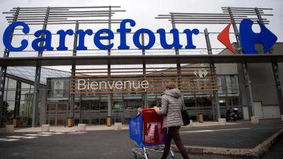 Bild: Loic Venance/AFP/dpa
Der Supermarktkette Carrefour machen die Unruhen in Frankreich zu schaffen (Archivbild)