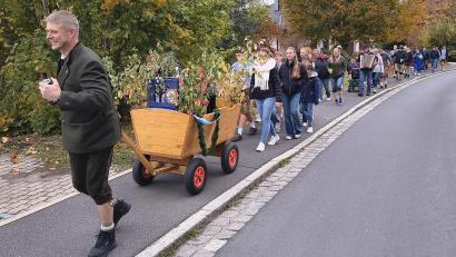 Bild: Bertram Nold
Heuer war der Kirwa-Zug besonders lang. Jung und Alt hatten sich angeschlossen.