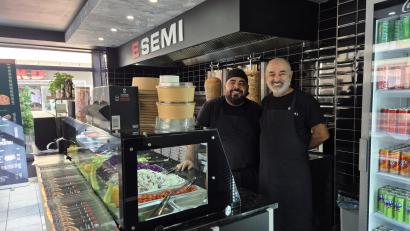 Bild: Lowak
Josef Cakmak (rechts) mit Mitarbeiter Dalel in seinen neuen Döner-Imbiss "E Semi" in Floß.