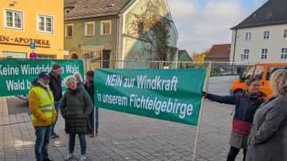 Bild: wüw
Protest vor der Versammlung der Regionalen Planungsausschusses': Mehrere Bürgerinitiativen drückten am Dienstag ihre Ablehnung gegenüber des Windkraftausbaus vor dem Landratsamt in Neustadt/WN aus.