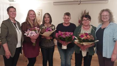 Bild: Marta Szubartowicz
Die Geehrten zusammen mit der Einrichtungsleiterin Claudia Kraus (links) sowie Pflegedienstleiterin . Jasmin Lindner (rechts).