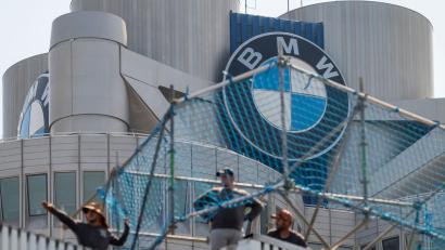 Bild: Peter Kneffel/dpa
Keine drei Wochen, nachdem Zehntausende BMW-Mitarbeiter in Deutschland ihre Abfindungsangebote bekommen haben, schließt der Autohersteller das Programm. (Archivbild)