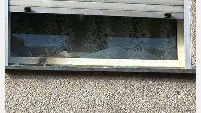 Bild: san
Spuren am Fensterbrett zeugen vom SEK-Einsatz am vergangenen Donnerstag.