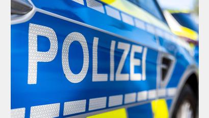 Bild: David Inderlied/dpa
Vier junge Fußballfans sind in Berg bei Neumarkt von mehreren Vermummten in ihrem Auto angegriffen und ausgeraubt worden. (Symbolbild)