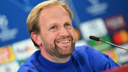 Bild: Angelika Warmuth/dpa
„Es ändert sich nicht viel für mich.“ Co-Trainer Aaron Danks muss seinen erkrankten Chef vertreten.
