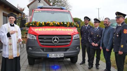 Bild: Norbert Weis
Bei der Segnung des neuen Fahrzeugs regnete es nicht nur Weihwasser, von links: Pfarrer Michael Polster, Kommandant Tobias Kaspar, Vorstand Norbert Pöllinger, Bürgermeister Elmar Halk und Kreisbrandrat Christof Strobl.