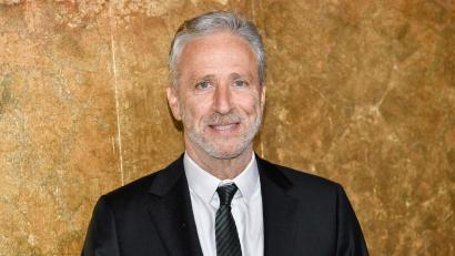 Bild: Evan Agostini/Invision/AP/dpa
Der US-Comedian hat seinen Vertrag bei der „Daily Show“ verlängert. (Archivbild)