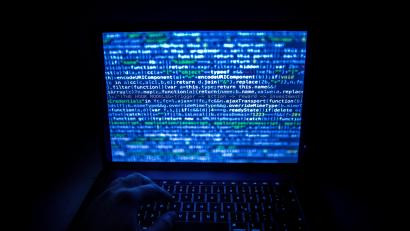 Symbolbild: Zacharie Scheurer/dpa
Cyberangriffe gehören für die Verwaltungen in der Oberpfalz längst zum Alltag. Mit Technik, Notfallplänen und Schulungen versuchen sie, sich gegen Hackerangriffe zu schützen.