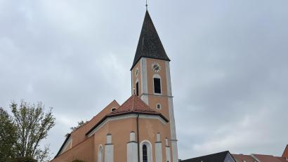 Bild: Elisabeth Dobmayer
Die evangelische Kirchengemeinde Vohenstrauß lädt am Kirchweihsonntag zur „Kirchweih um den Kirchturm“ ein. Eine Spendenaktion soll die dringend notwendige Sanierung des Kirchturms unterstützen.
