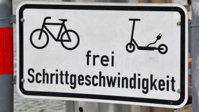 Symbolbild: Petra Hartl
Noch sind Räder und Pedelecs in der Amberger Innenstadt erlaubt – doch das könnte sich bald ändern. Eine spezielle Kontrollaktion der Polizei stellte etliche Verstöße von Fahrer solcher Gefährte fest.