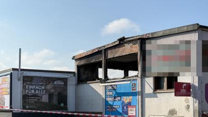 Bild: Petra Hartl
Bei einem Feuer in einem Autohaus in Amberg ist ein Gebäude komplett zerstört worden.