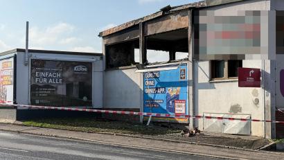 Bild: Petra Hartl
Bei einem Feuer in einem Autohaus in Amberg ist ein Gebäude komplett zerstört worden.