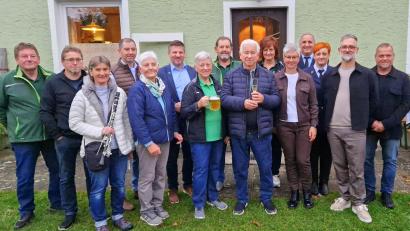 Bild: mab
Vereinsabordnungen, Freunde, Bürgermeister Peter Neumeier sowie die Familie ließen Jubilar Hans Forster (vorne Mitte), bekannt als "Forster Stutz", zu seinem 85. Geburtstag hochleben.