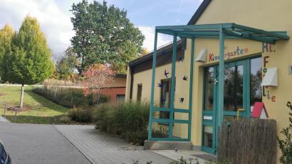 Bild: Gertraud Portner
Für den Kindergarten Teunz gibt es Pläne für einen Anbau an die Krippe (oranges Gebäude). Voraussetzung ist allerdings ein passendes Förderprogramm.