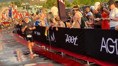 Bild: Neidl/privat
Nach zehn Stunden harter Arbeit: David Neidl beim Ironman Hawaii auf dem Weg in Richtung Ziel.