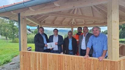 Bild: Jutta Grosser
Treffen am neuen Pavillon in Rackenthal: Bürgermeister Reinhard Kreuzer, ILE-Manager Christian Karl, 3. Bürgermeister Josef Fleißer, Bauhofchef Florian Ring und 2. Bürgermeister Gerhard Maier sowie Projektbegleiter Hans Fischer (von links).