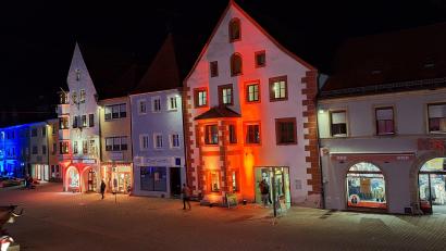 Archivbild: Gewerbeverein Auerbach
Bunt angestrahlte Fassaden – das war "Auerbach leuchtet" bei der Premiere 2025. Jetzt gibt es eine Neuauflage.