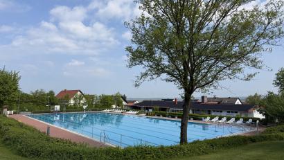 Bild: Stadt Vilseck
Die zugesagte Fördersumme von 2.635.200 Euro zur Sanierung kommunaler Sportstätten wird für die Modernisierung des Höhenschwimmbads investiert. Im ersten Schritt sollen die gesamte Badtechnik und der Kleinkindbereich erneuert werden.