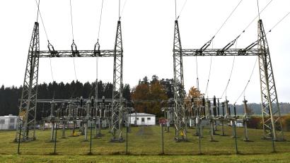 Bild: Norbert Weis
Der Grund für die gegenwärtig stehenden Windräder in der Region sind die Umbauarbeiten, die zur Zeit im Umspannwerk Lauterhofen-Matzenhof durchgeführt werden.