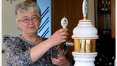 Archivbild: Manfred Bäumler 
Sibylla Deml-Warta am Zapfhahn: So haben die Gäste und Freunde ihre "Billa" aus dem Gasthaus Deml in Deiselkühn in bester Erinnerung.