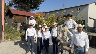Bild: fvo
Am Tag der Deutschen Einheit machten sich die Flosser Westernreiter auf den Weg nach Woppenrieth. Im Bild von links: Timo Krichenbauer, Matthias Beck, Marina Schelter, Martin Krichenbauer, Liesi Gevatter, Marco Rom, Robert Krichenbauer und Michael Krichenbauer.