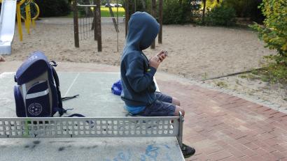 Symbolbild: Jens Kalaene
Smartphone statt Schule: Immer mehr Schüler fehlen auffällig oft im Unterricht. Die Ursachen für Schulabsentismus sind vielfältig, und im Umgang damit könnte sich noch einiges verbessern, sagt der Ärztliche Direktor Dr. Christian Rexroth.