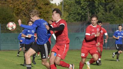 Bild: Hans Mark
Der Etzenrichter Johannes Janker (links, im Spiel bei der SpVgg Pfreimd) ist mit 15 Treffer der Top-Torjäger der Bezirksliga Nord zur Saisonhalbzeit.