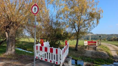 Bild: wüw
Am Hammerweg in Weiden – am Ende der Johann-Sebastian-Bach-Straße – ist die Holzbrücke verschwunden. Mitten in der Natur stehen nun Baustellenabsperrungen und ein Verbotsschild für Fußgänger.