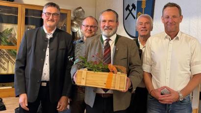Bild: Bernhard Werner
Versammlung bei der Bemo: Die Vorstände Hans Prechtl, Herbert Werner (erster und zweiter von links), Christian Meyer (rechts) und Aufsichtsratsvorsitzender Arnold Kimmerl (zweiter von rechts) verabschieden Bürgermeister Frank Zeitler (Mitte) aus dem Aufsichtsrat.