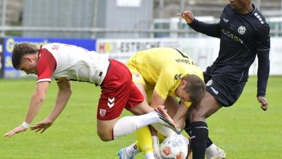 Bild: Hubert Ziegler
Etwas chaotisch im Moment: Die DJK Gebenbach um Jeanpaul Uzuamaka Ajala-Alexis (rechts) ist nach zuletzt drei Niederlagen bei Viktoria Aschaffenburg gefordert.