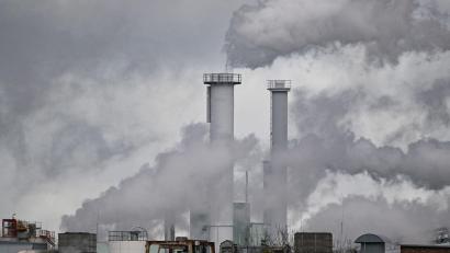 Bild: Patrick Pleul/dpa
Die Idee hinter dem Emissionshandelssystem: Wer mehr Treibhausgase ausstößt, braucht auch mehr Zertifikate. (Archivbild)