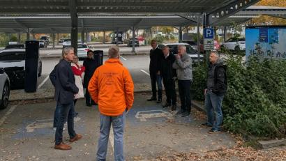 Bild: Thomas Hottner
Bei einem Ortstermin am Hockermühlbad in Amberg haben sich die Kommunalpolitiker vorab Informationen aus der Praxis geholt.