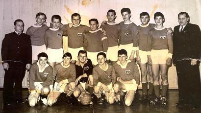 Archivbild: Georg Burkhard
Die Jugendmannschaft im Jahr 1965: (stehend, von links) Trainer Fritz Hergeth, Harald Schellenberger, Richard Thaller, Peter Daniel, Sepp Braun, Fritz Beier, Adolf Praschl, Sepp Meier, Kurt Wagner, Betreuer Fritz Beier sen. und (kniend von links) Peter Fiedler, Paul Neblich, Hans Hammer, Georg Stör und Georg Burkhard.