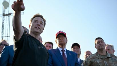 Bild: Brandon Bell/Getty Images North America Pool via AP/dpa
Elon Musk soll die Einschränkungen veranlasst und darüber auch mit Donald Trump gesprochen haben. (Archivbild)
