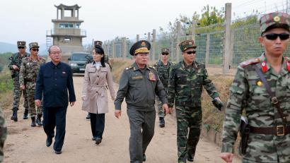 Bild: Uncredited/KCNA via KNS/AP/dpa
Kim Yo Jong, Schwester von Machthaber Kim Jong Un, hat am Mittwoch die innerkoreanische Grenze inspiziert